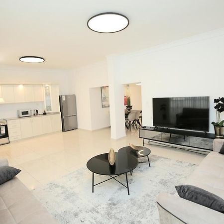 City Center Luxury Apartment In Netánja Kültér fotó