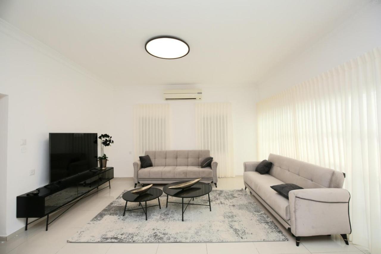 City Center Luxury Apartment In Netánja Kültér fotó