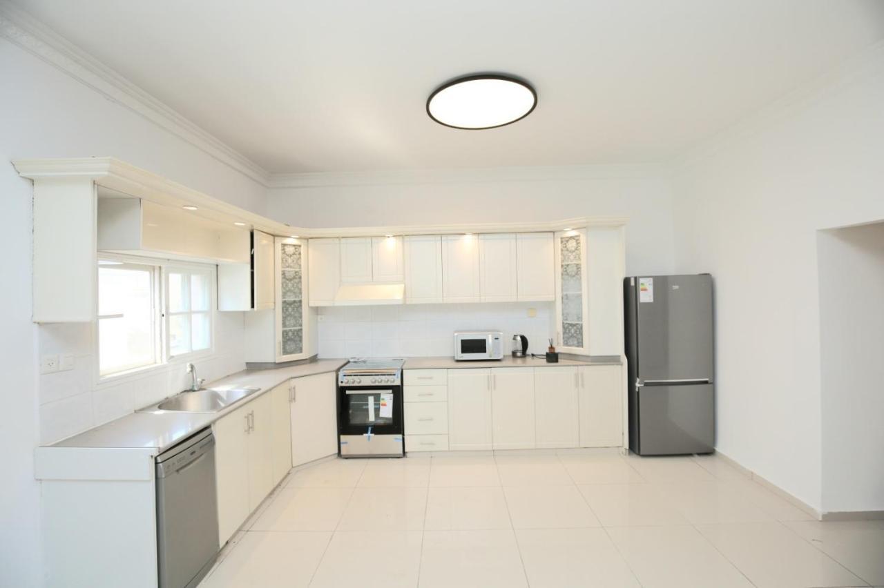City Center Luxury Apartment In Netánja Kültér fotó