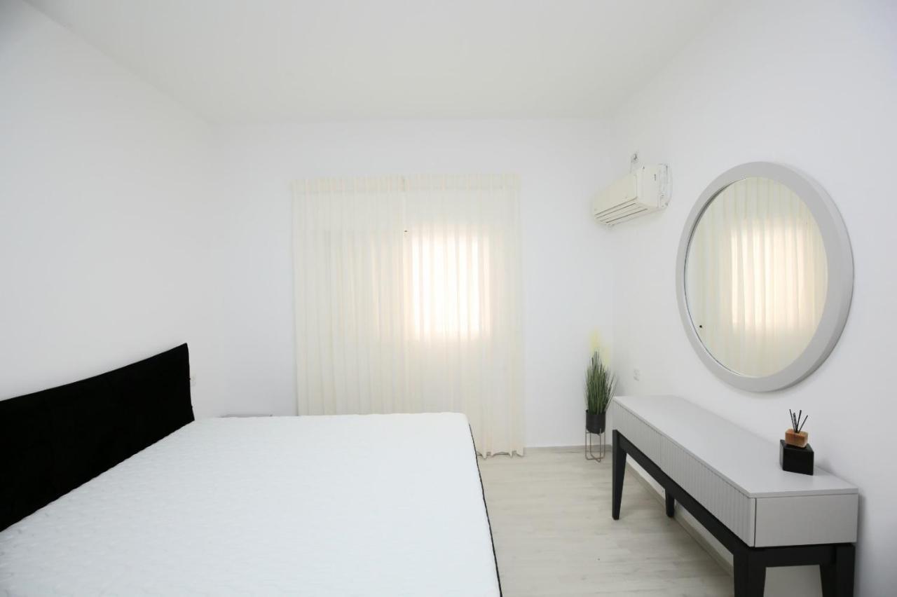 City Center Luxury Apartment In Netánja Kültér fotó