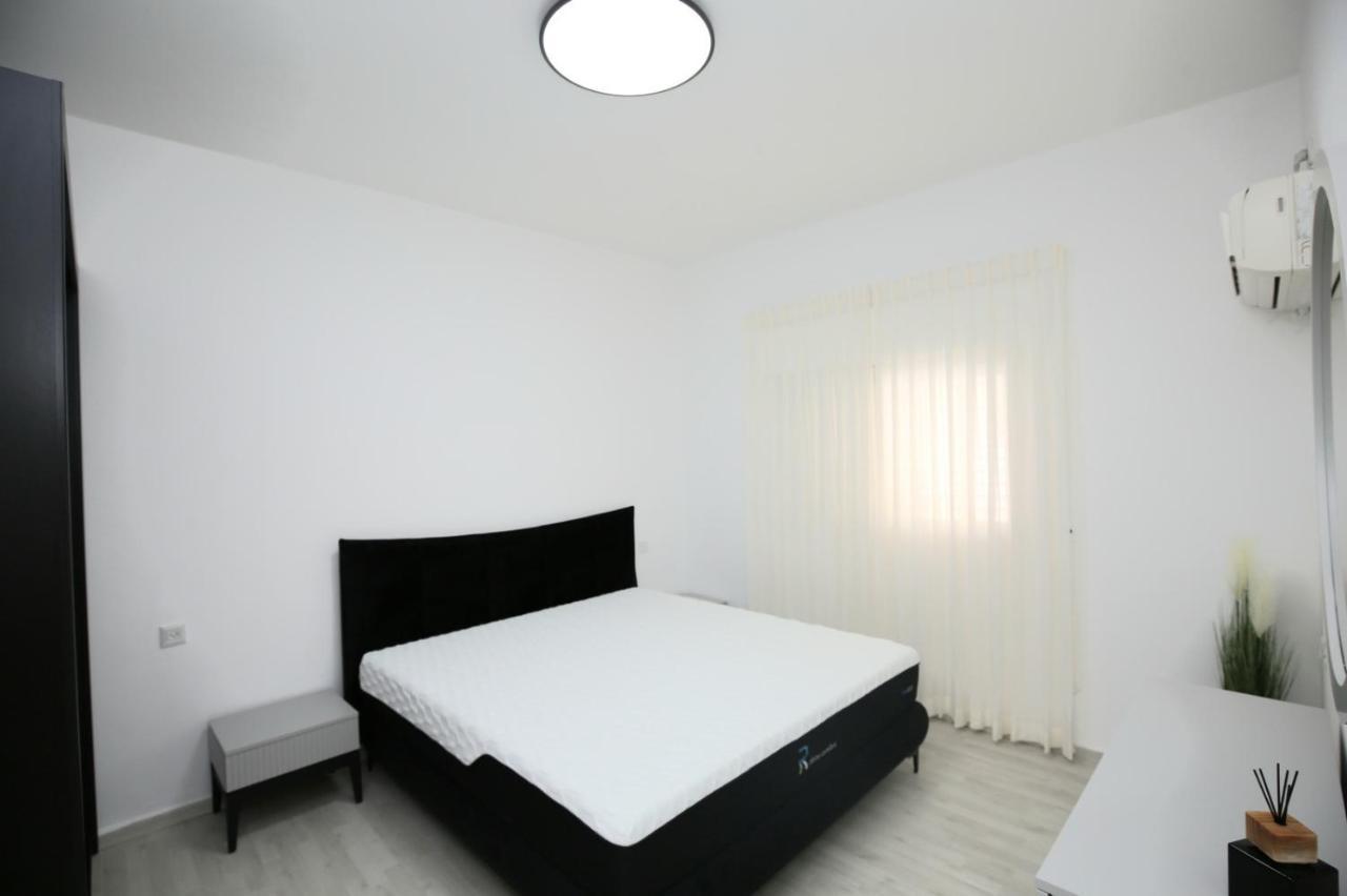 City Center Luxury Apartment In Netánja Kültér fotó