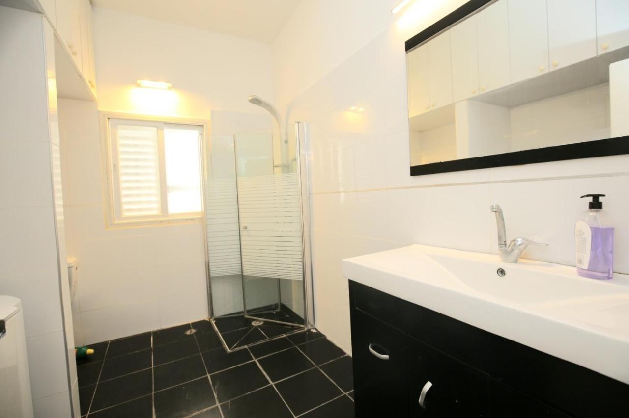 City Center Luxury Apartment In Netánja Kültér fotó